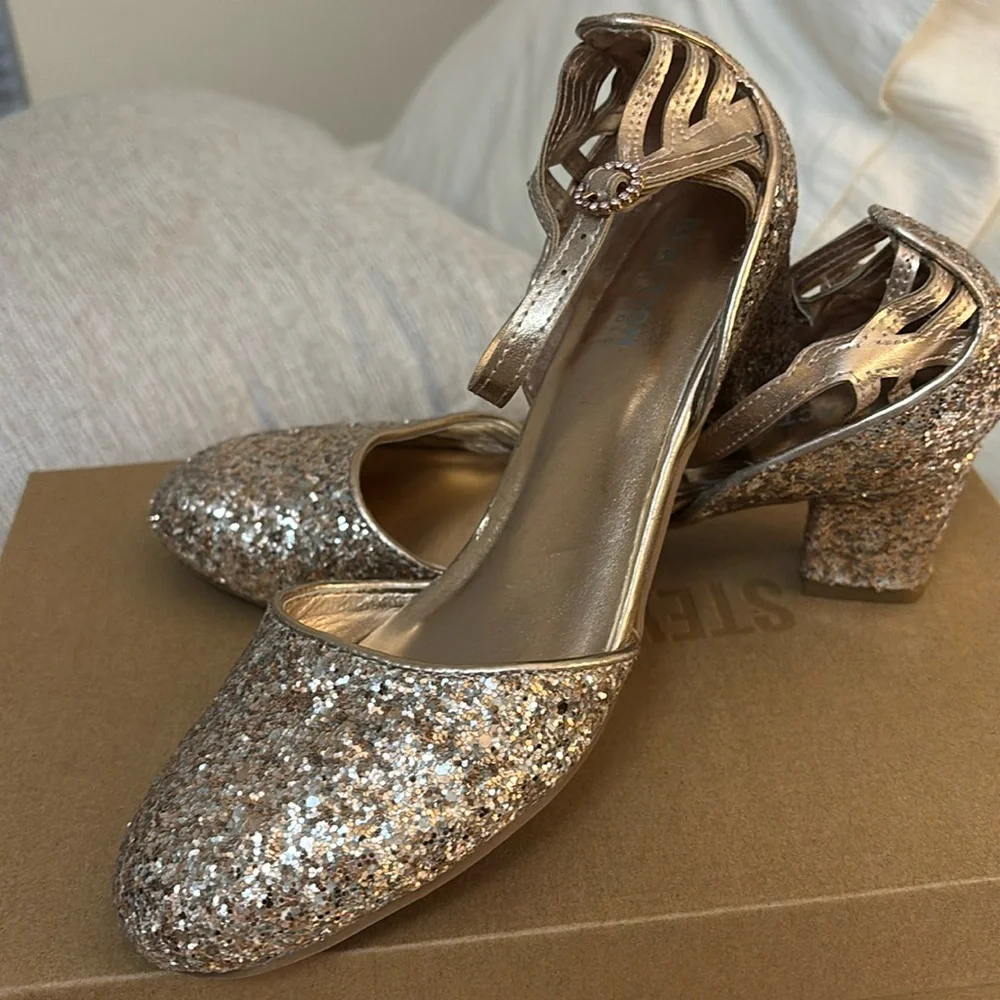 Kenneth‎ Cole Girls size 3 Rose Gold shoe